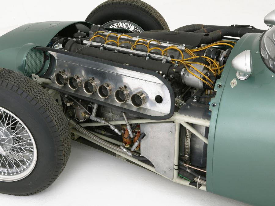 Моторный отсек Aston Martin DBR4 1959 года  (фото 11 из 22)